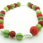 08.12 Collier aus Filz mit Schmuckperlen und 925 Sterlingsilber